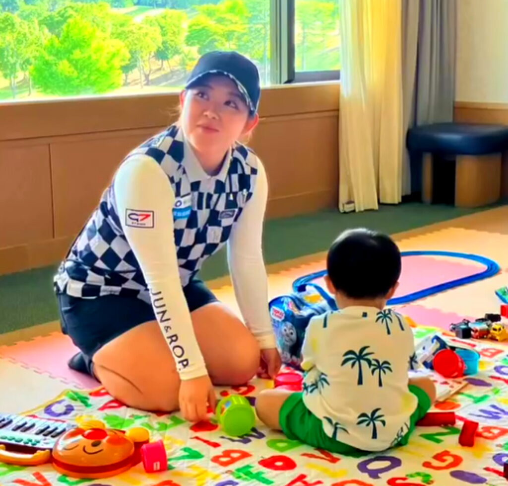 ゴルフ 栗永遼キャディー 妻 浅井咲希 子供 出典：インスタグラムより