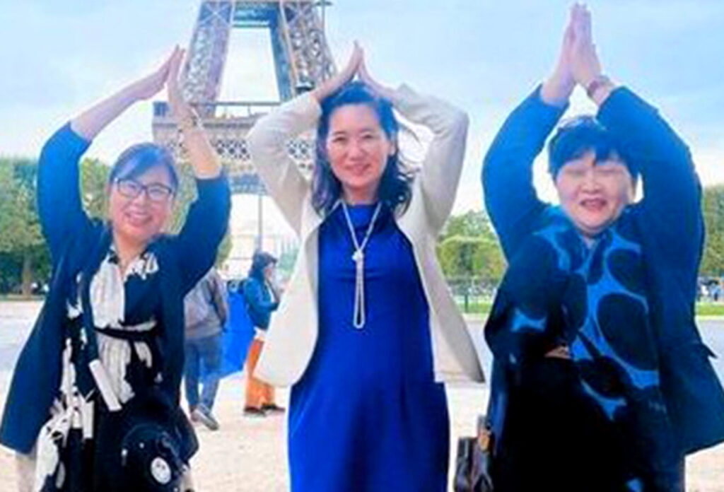 松川るい議員 フランス研修 エッフェル塔ポーズ 出典：Xより